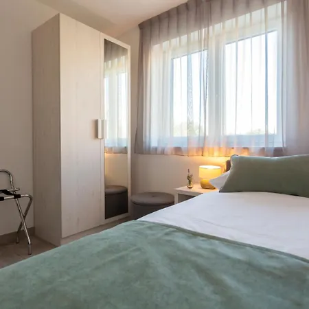 New With Large Pool, Sea View, 300 M From The - By Traveler Tourist Agency Krk - Id 2191 Malinska