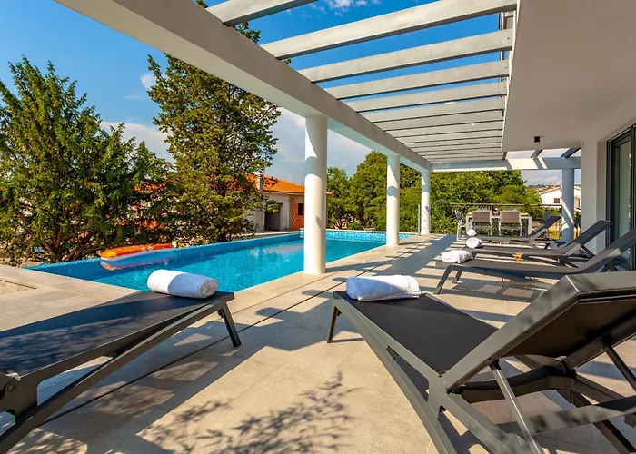 New With Large Pool, Sea View, 300 M From The - By Traveler Tourist Agency Krk - Id 2191 Вилла Малинска